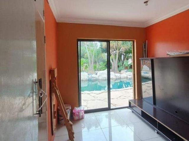 5 Bedroom House For Sale in Brackendowns