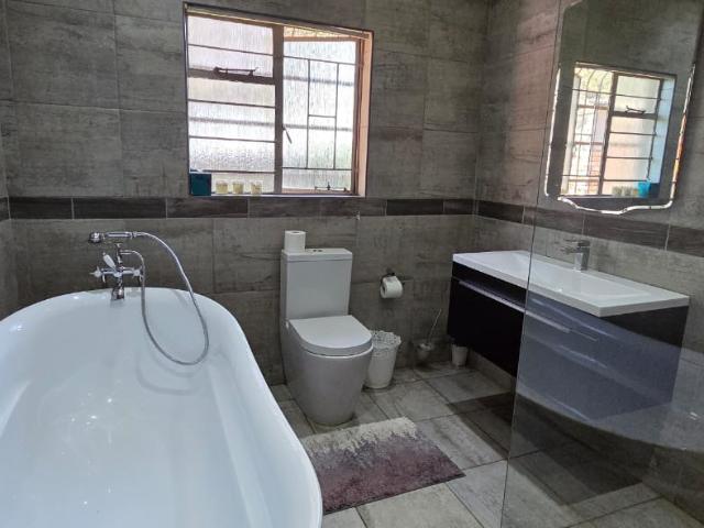 5 Bedroom House For Sale in Brackendowns