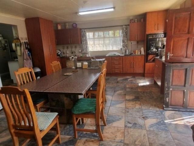 5 Bedroom House For Sale in Golf View
