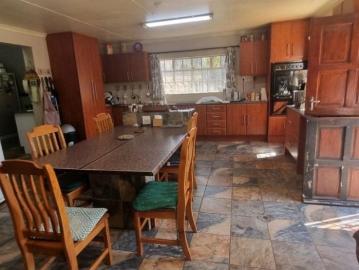 5 Bedroom House For Sale in Golf View