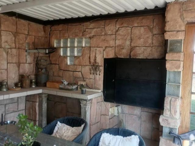 5 Bedroom House For Sale in Golf Park