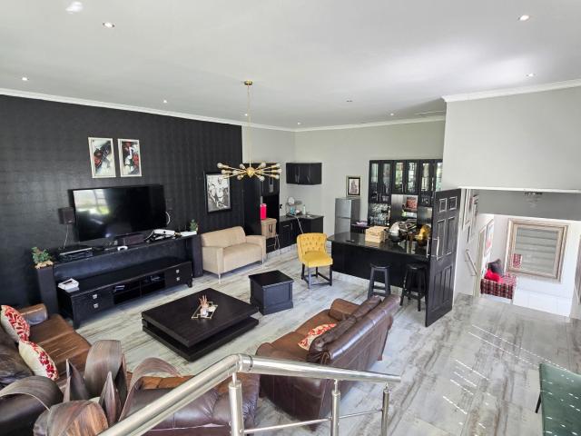 5 Bedroom House For Sale in Gonubie