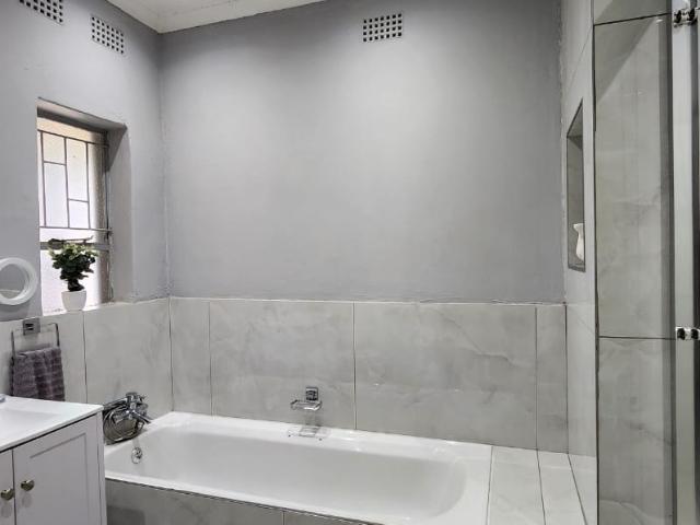 5 Bedroom House For Sale in Geelhoutpark