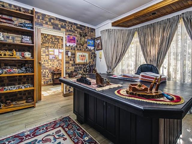 5 Bedroom House For Sale in Glen Austin AH