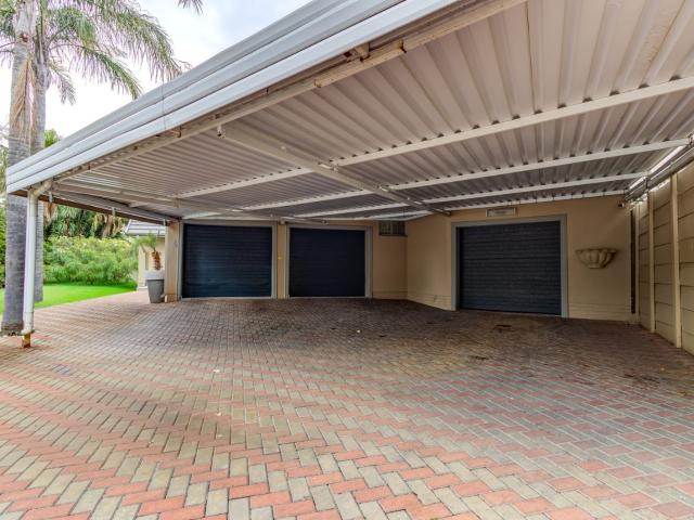 5 Bedroom House For Sale in Glen Marais
