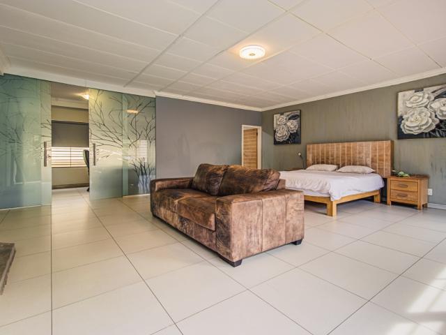 5 Bedroom House For Sale in Glen Marais