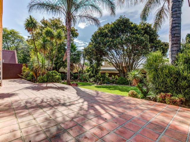5 Bedroom House For Sale in Glen Marais
