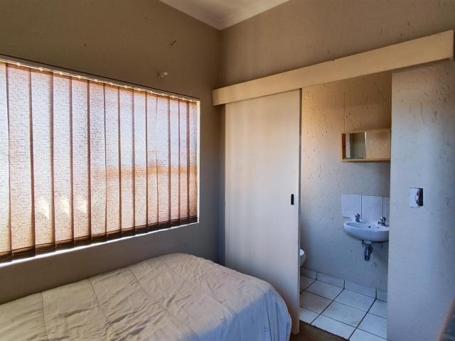 5 Bedroom House For Sale in Glen Marais