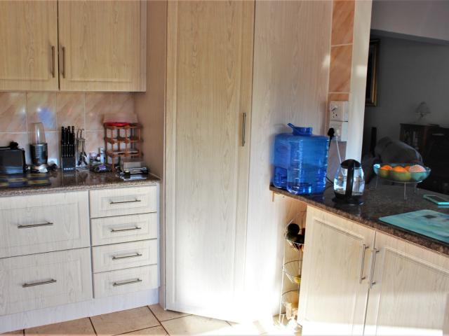 5 Bedroom House For Sale in Glenmore