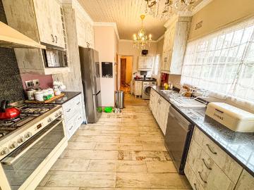5 Bedroom House For Sale in Glenanda