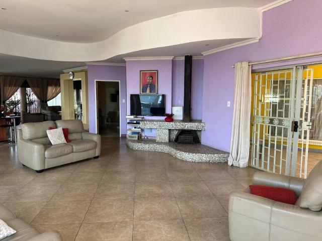 5 Bedroom House For Sale in Glenvista