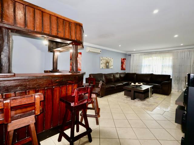 5 Bedroom House For Sale in Glenvista