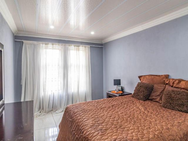 5 Bedroom House For Sale in Glenvista