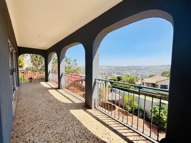 5 Bedroom House For Sale in Glenvista