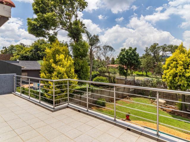 5 Bedroom House For Sale in Glenvista