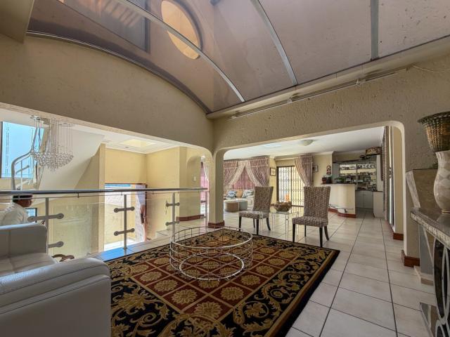 5 Bedroom House For Sale in Glenvista