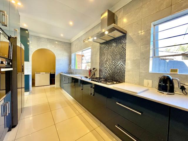 5 Bedroom House For Sale in Glenvista