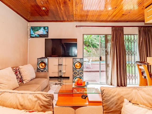 5 Bedroom House For Sale in Glenvista