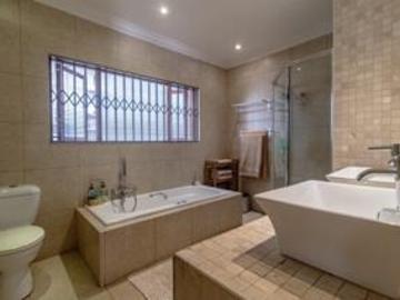 5 Bedroom House For Sale in Glenvista