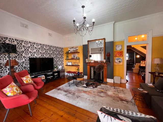 5 Bedroom House For Sale in Glenwood