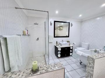 5 Bedroom House For Sale in Greenhills