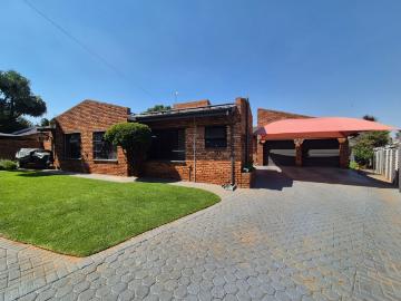 5 Bedroom House For Sale in Greenhills