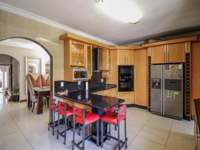 5 Bedroom House For Sale in Greenside