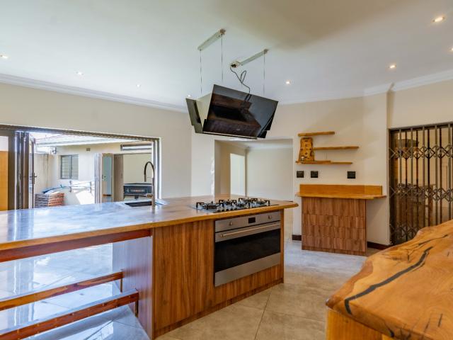5 Bedroom House For Sale in Grove End