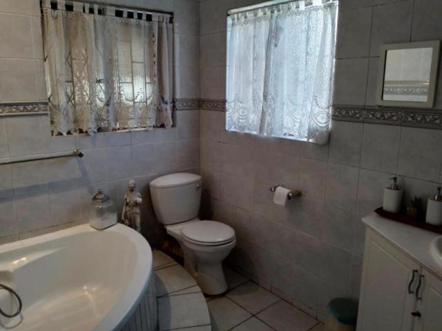5 Bedroom House For Sale in Dawnview