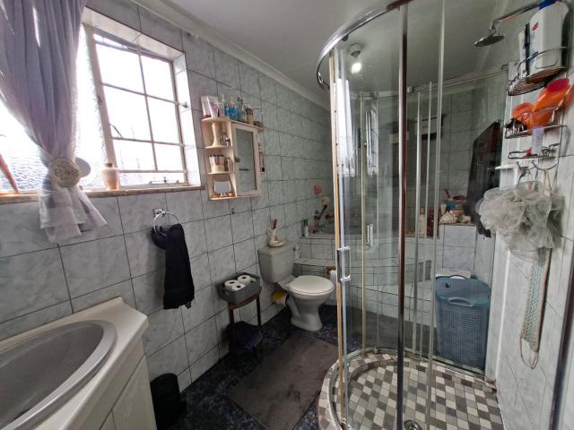 5 Bedroom House For Sale in Dalview