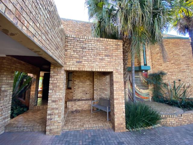 5 Bedroom House For Sale in Die Hoewes