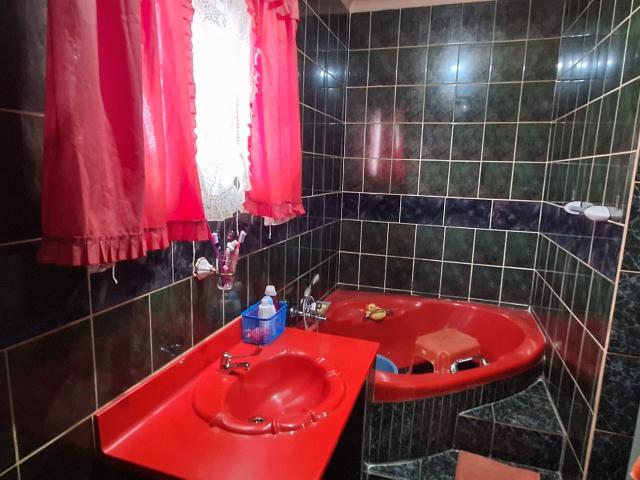 5 Bedroom House For Sale in Eastbury