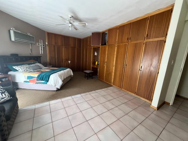 5 Bedroom House For Sale in El Toro Park