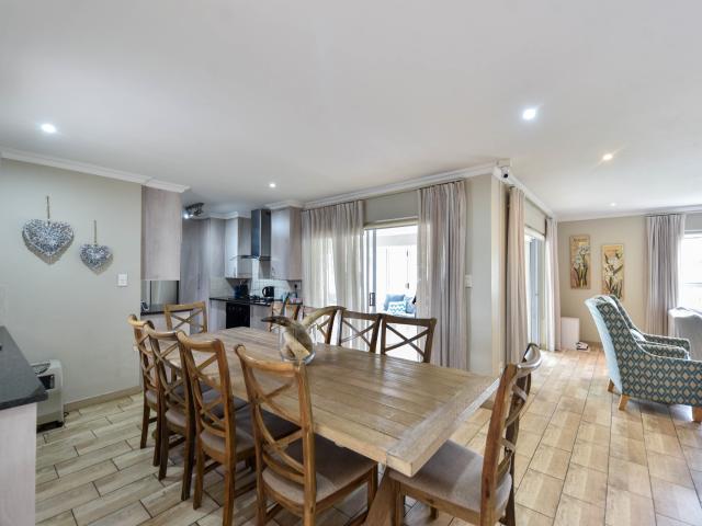 5 Bedroom House For Sale in Erasmus Park