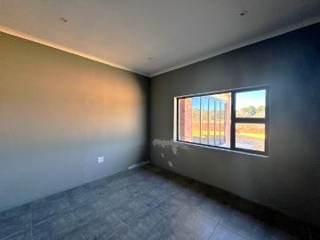 5 Bedroom House For Sale in Estoire