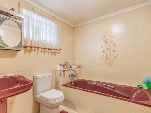 5 Bedroom House For Sale in Essenwood