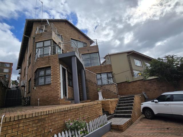 5 Bedroom House For Sale in Essenwood