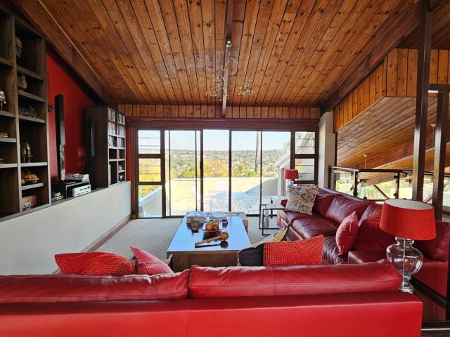 5 Bedroom House For Sale in Faerie Glen