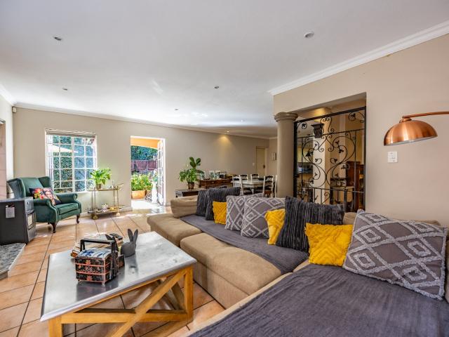 5 Bedroom House For Sale in Faerie Glen