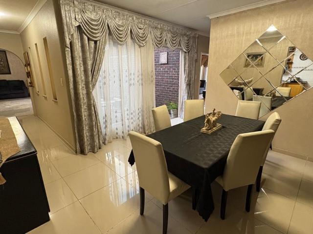 5 Bedroom House For Sale in Farrarmere