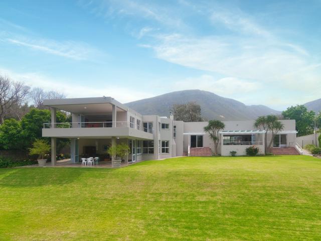 5 Bedroom House For Sale in Fernkloof