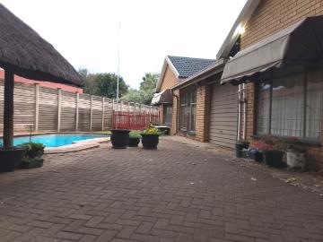 5 Bedroom House For Sale in Flora Gardens