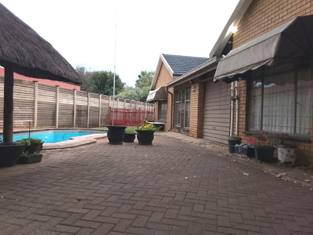5 Bedroom House For Sale in Flora Gardens