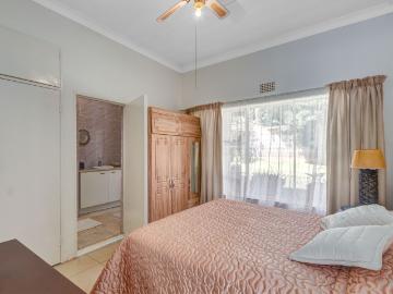 5 Bedroom House For Sale in Florida Glen