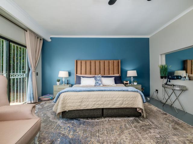 5 Bedroom House For Sale in Florida Glen