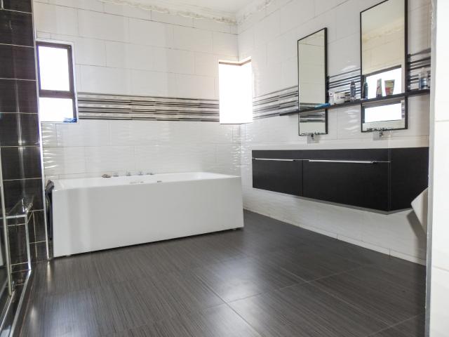 5 Bedroom House For Sale in Florida Hills