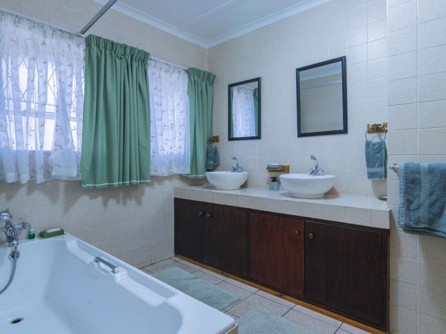5 Bedroom House For Sale in Florida Park
