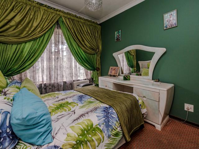 5 Bedroom House For Sale in Florida Park