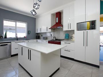 5 Bedroom House For Sale in Kensington