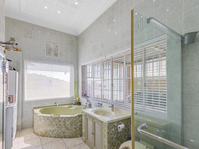 5 Bedroom House For Sale in Kensington